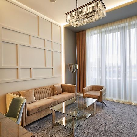 Aghababyan'S Hotel Erivan Exterior foto A living room in a suite at the hotel