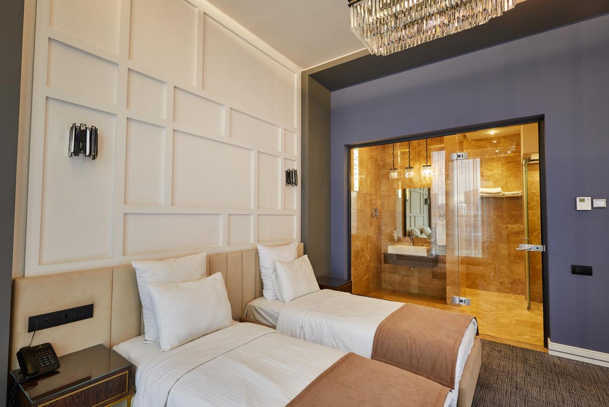 Aghababyan'S Hotel Erivan Zimmer foto A room at the hotel