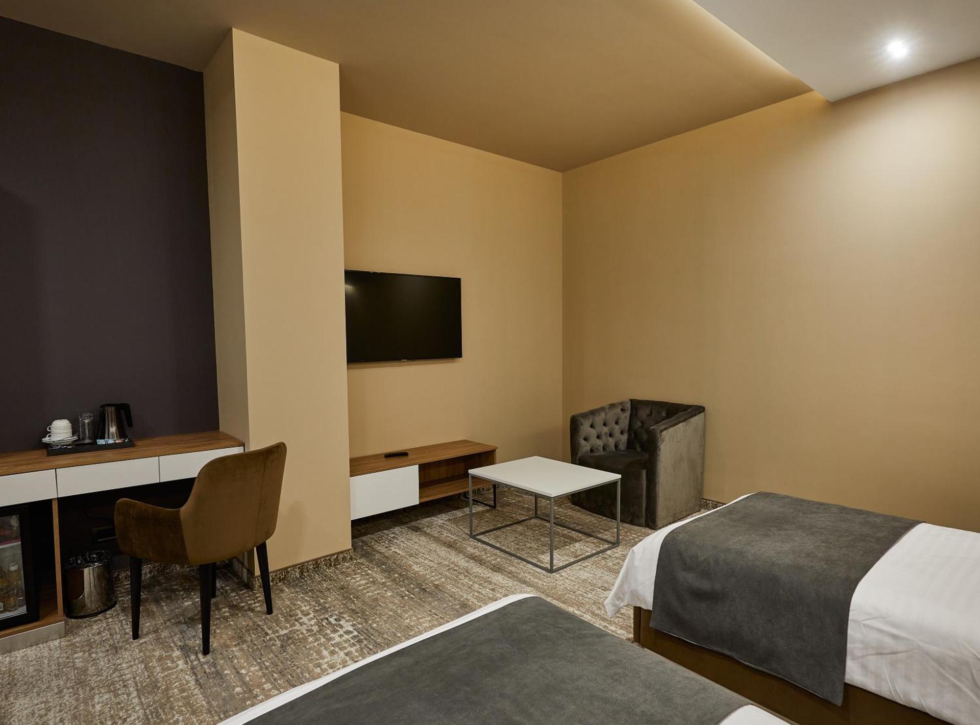 Aghababyan'S Hotel Erivan Zimmer foto A room at the hotel
