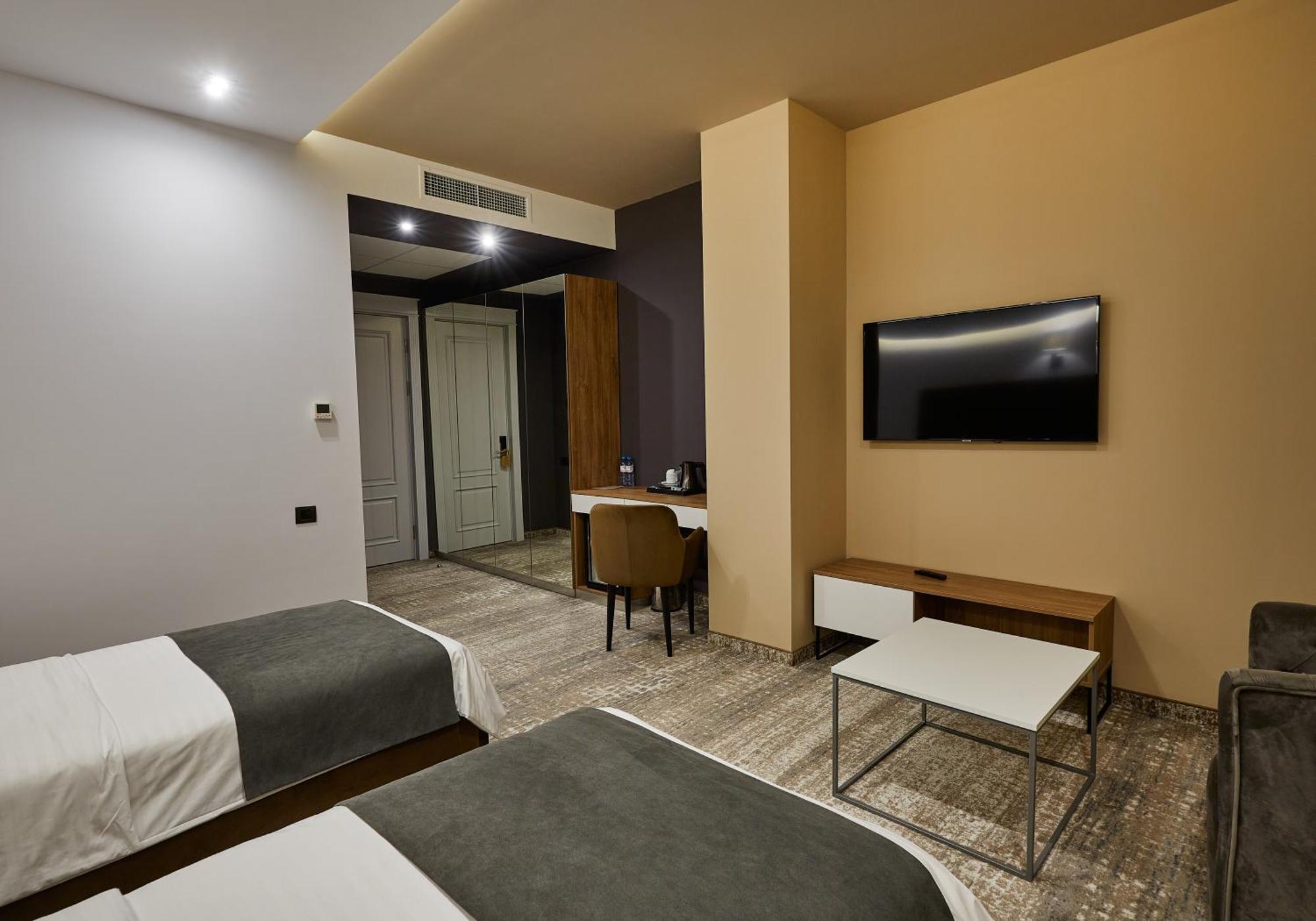 Aghababyan'S Hotel Erivan Zimmer foto A room at the hotel