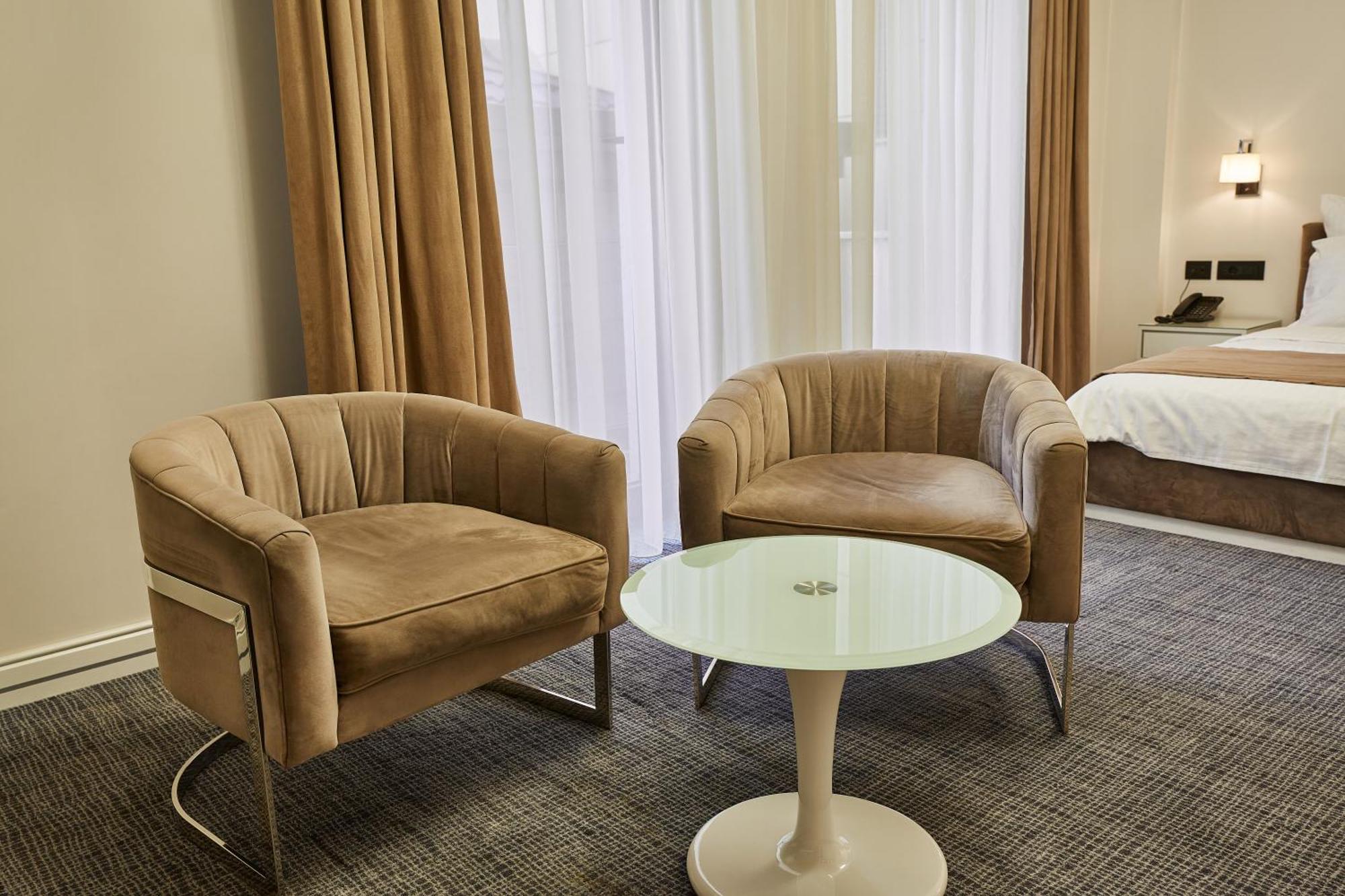 Aghababyan'S Hotel Erivan Zimmer foto A pair of club chairs