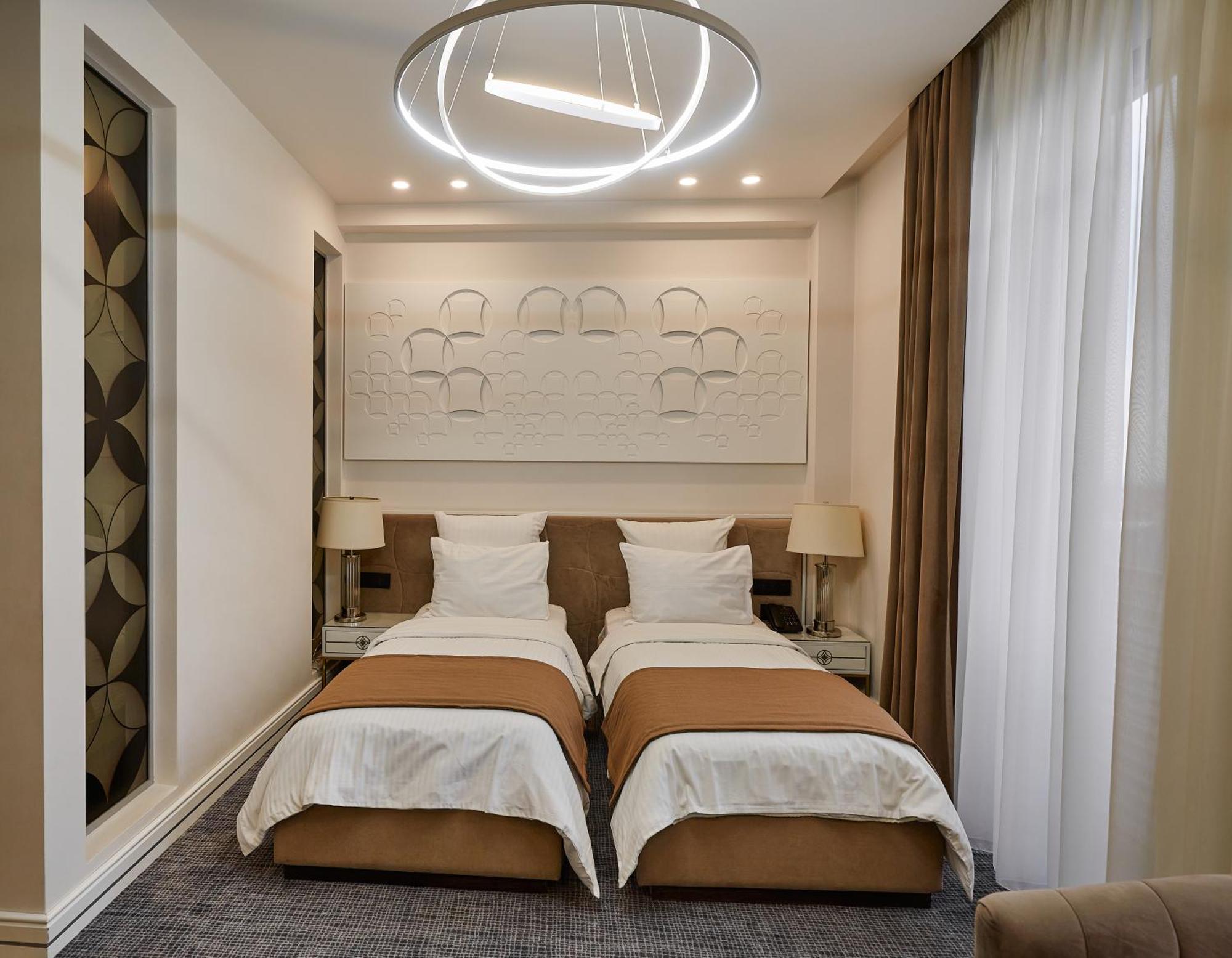 Aghababyan'S Hotel Erivan Zimmer foto A room at the hotel