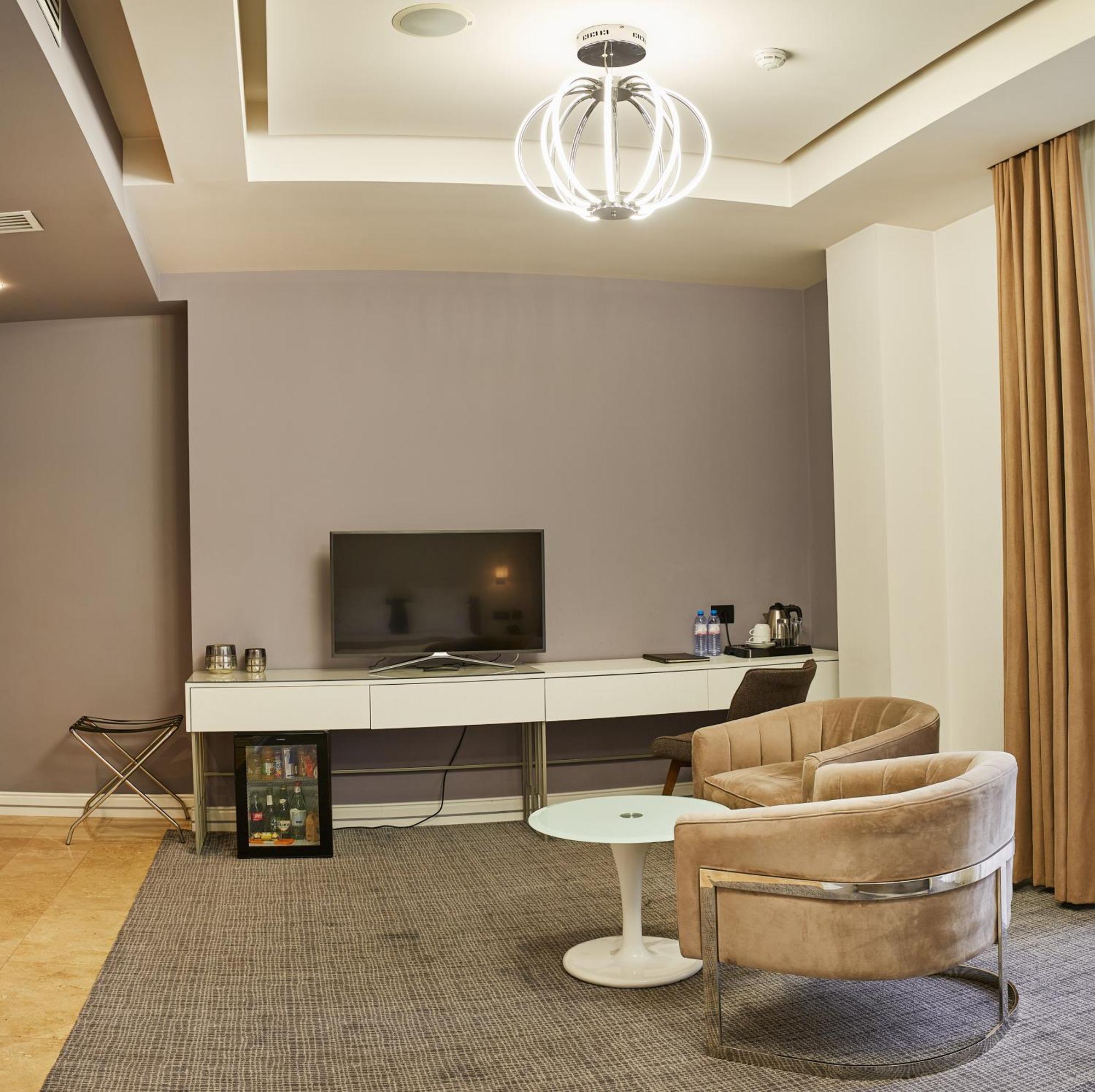 Aghababyan'S Hotel Erivan Zimmer foto A room at the hotel