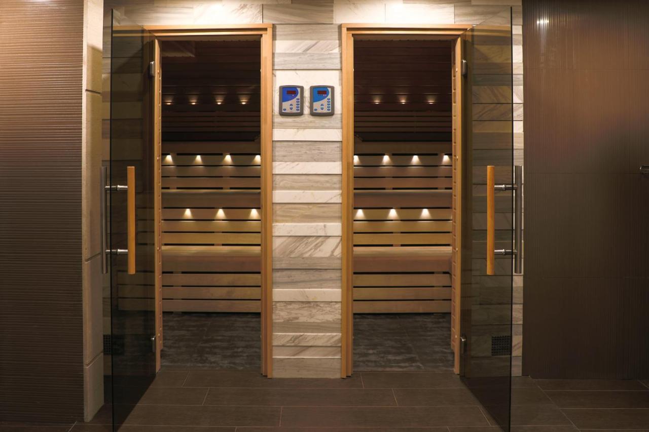 Aghababyan'S Hotel Erivan Exterior foto A modern door