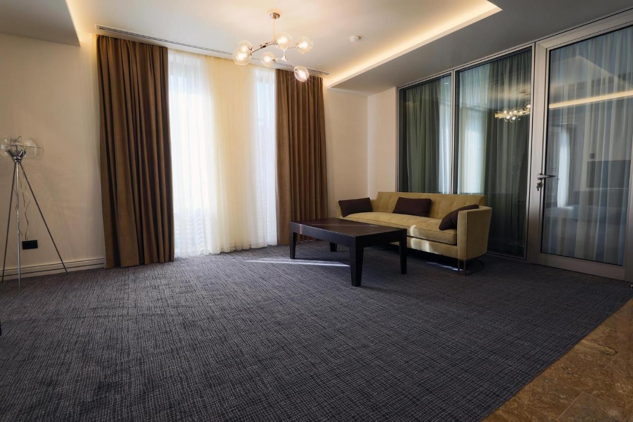 Aghababyan'S Hotel Erivan Exterior foto A room with carpet