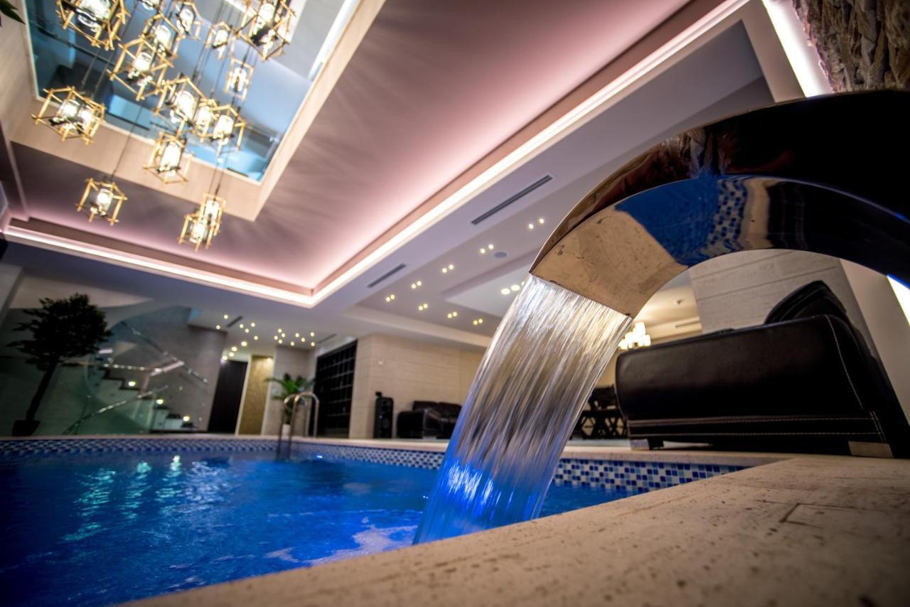 Aghababyan'S Hotel Erivan Exterior foto The pool at the hotel