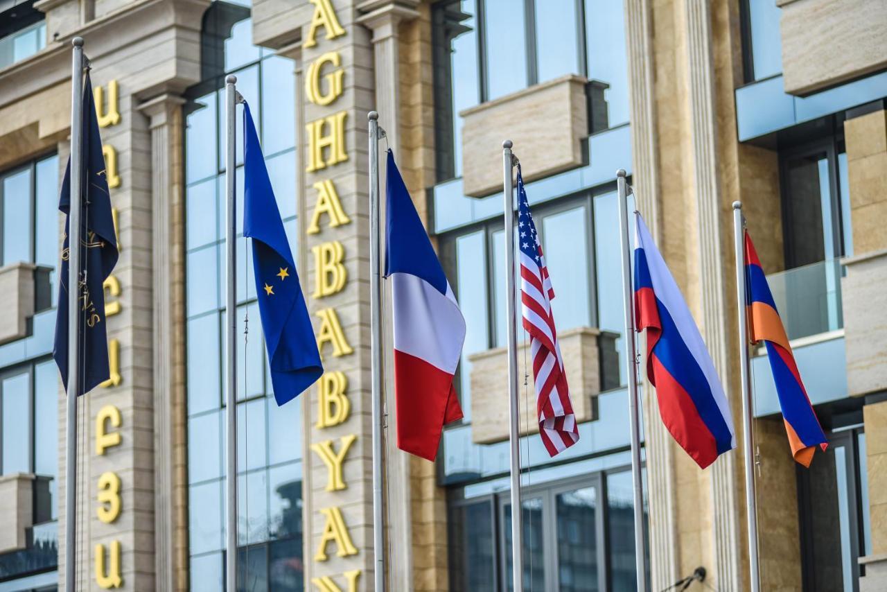 Aghababyan'S Hotel Erivan Exterior foto Flags of the European Union, France, the United States, Russia and Armenia in front of the headquarters of the Eurasian Economic Union in Minsk