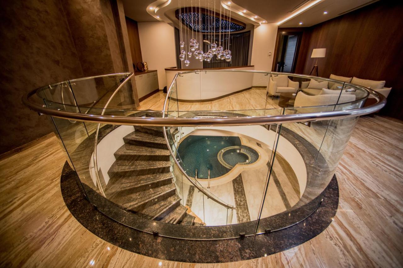 Aghababyan'S Hotel Erivan Exterior foto Spiral staircase
