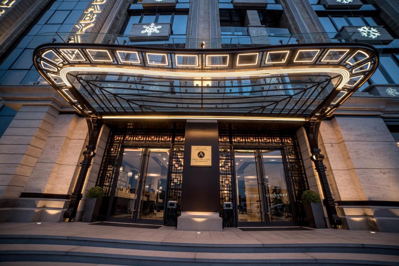 Aghababyan'S Hotel Erivan Exterior foto Entrance of the hotel
